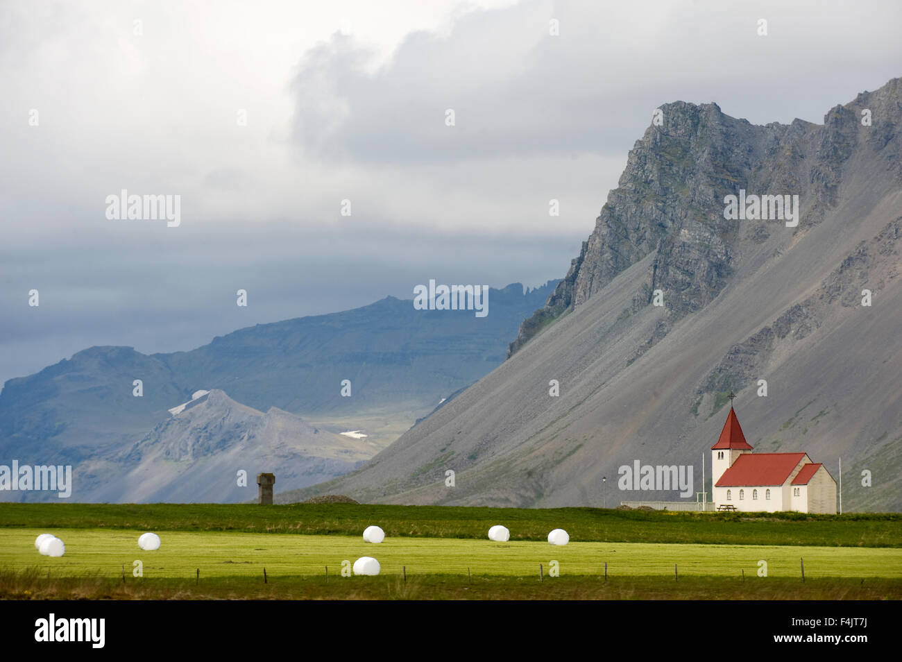 Vue de l'église dans champ avec montagnes en arrière-plan Banque D'Images