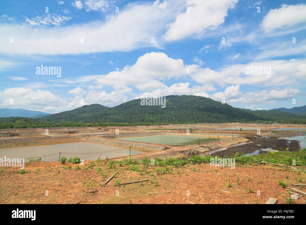 Ferme crevettière en construction sur Kadan Kyun, la plus grande île de l'archipel de Mergui dans la région de Tanintharyi Banque D'Images