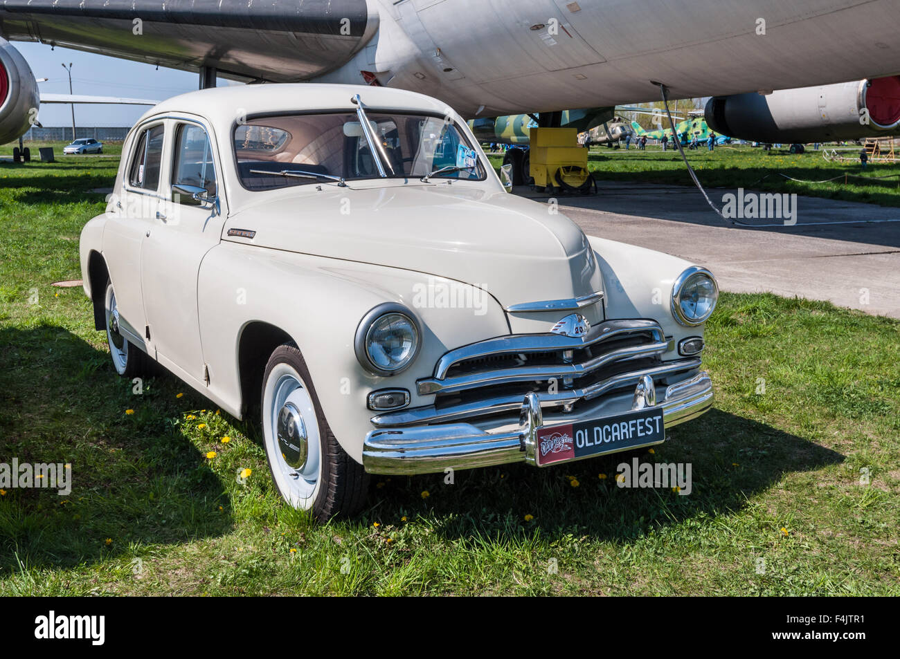 Le festival 'vieille voiture Fest 2015", a révélé un ancien régime soviétique 1955 Pobeda M-20 modèle vintage Banque D'Images