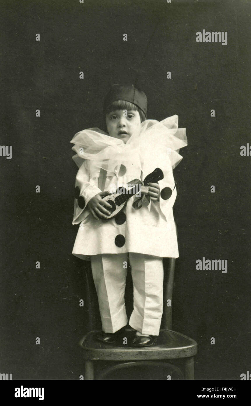 Enfant avec masque Pierrot Banque D'Images