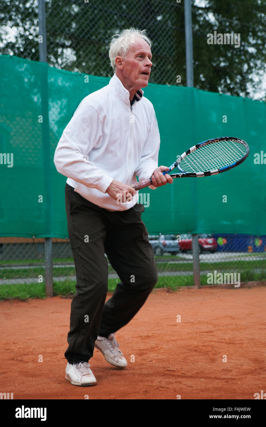 Senior man playing tennis Banque D'Images