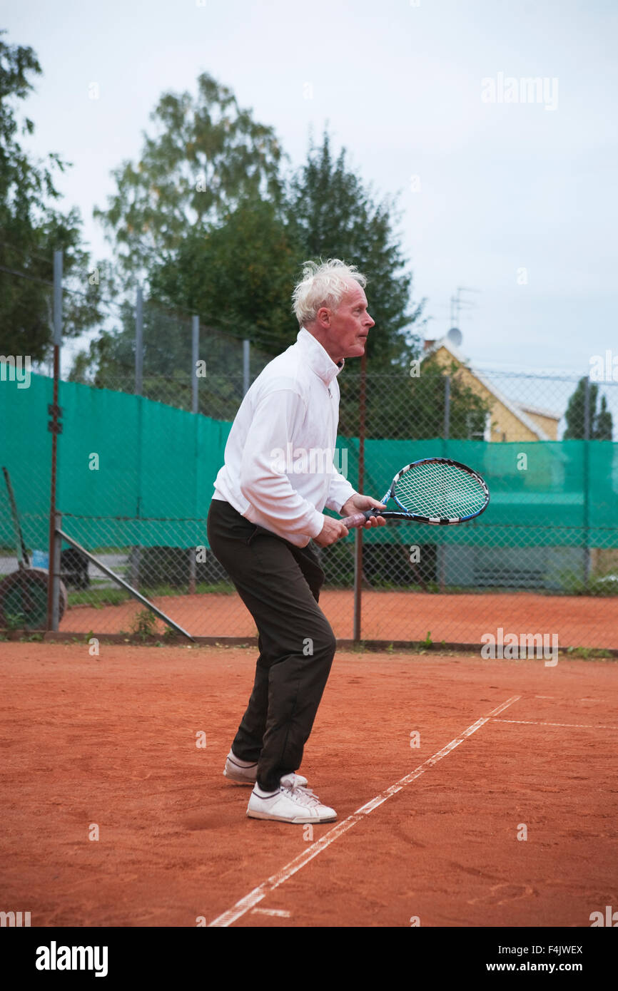 Senior man playing tennis Banque D'Images