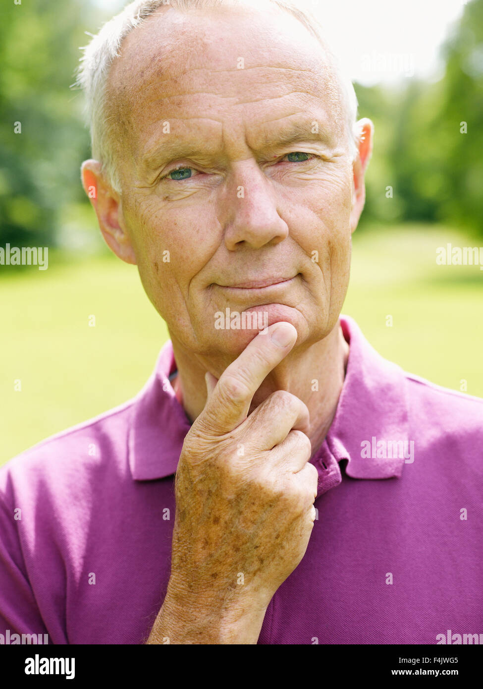 Portrait of senior man in park Banque D'Images