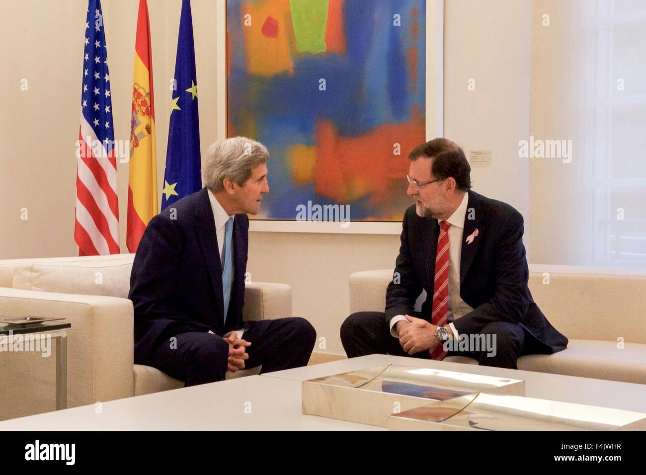 Madrid, Espagne. 19 Oct, 2015. Le secrétaire d'Etat John Kerry avec Président Espagnol Mariano Rajoy au Palais de la Moncloa, 19 octobre 2015 à Madrid, Espagne. Credit : Planetpix/Alamy Live News Banque D'Images