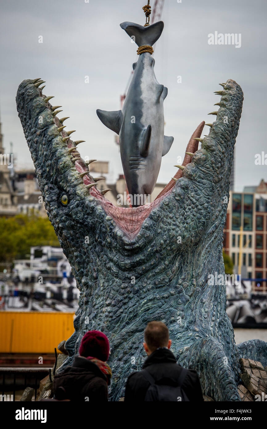 Londres, Royaume-Uni. 18 octobre, 2015. Un dinosaure géant Mosasaurus manger un grand requin blanc a été dévoilé à la banque du sud du point d'observation à l'occasion de la sortie de l'association Blu-ray et DVD de Jurassic World, aujourd'hui 18 octobre, 2015. Credit : Pete Maclaine/Alamy Live News Banque D'Images