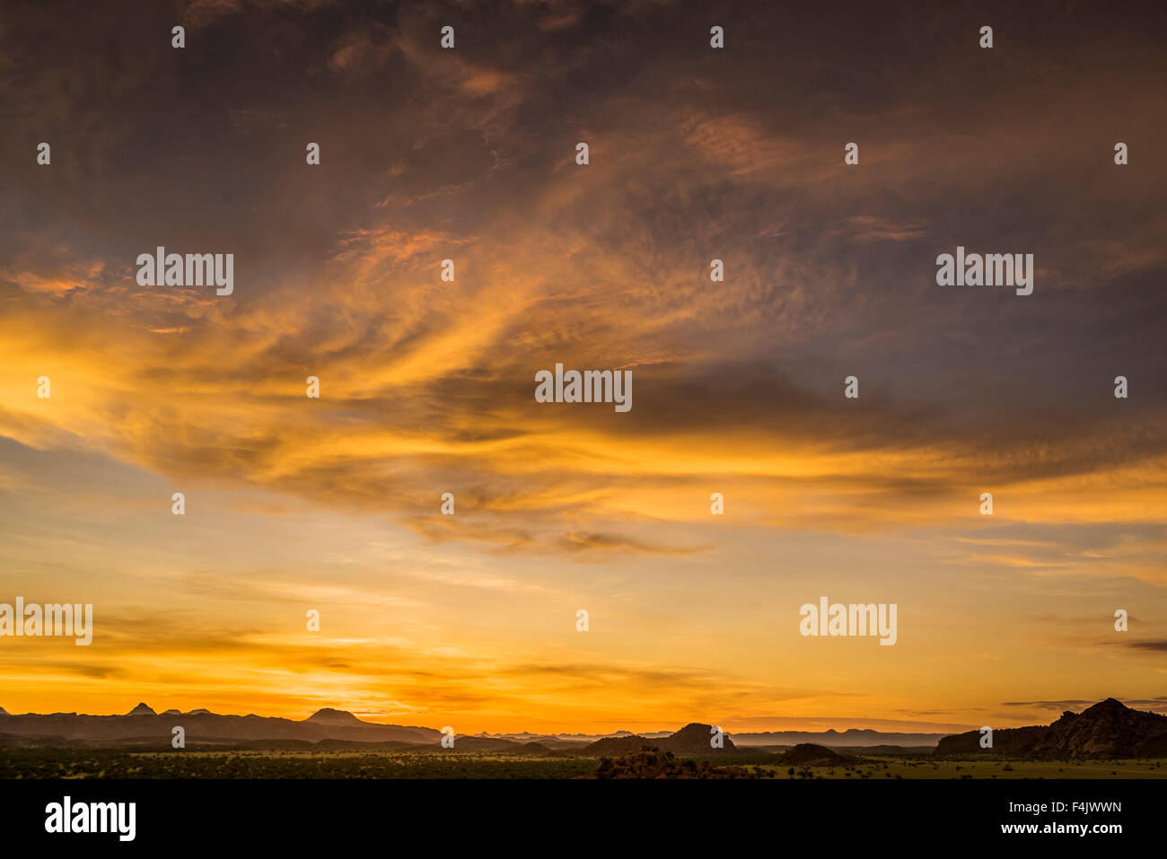 Paysage au coucher du soleil par le Twyfelfontein Country Lodge, Namibie, Afrique Banque D'Images