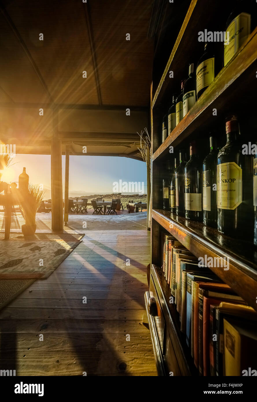 Les bouteilles de vin au Wolwedans Dunes Lodge, Namibie, Afrique Banque D'Images