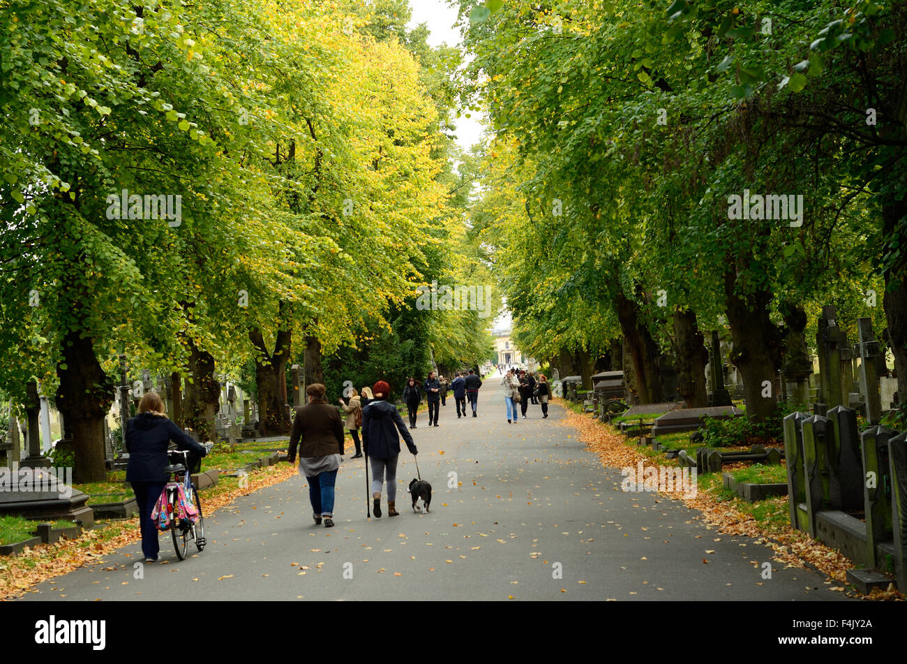 Les gens se promener dans le cimetière de Brompton à Londres. Banque D'Images