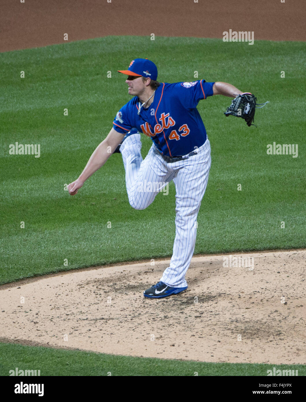 New York, NY, USA. 18 Oct, 2015. De baseball des New York Mets ADDISON REED (43) dans la 7e manche de jeu 2 de la Ligue nationale de baseball championnat de série au Citi Field, dimanche, t t. 18, 2015. © Bryan Smith/ZUMA/Alamy Fil Live News Banque D'Images