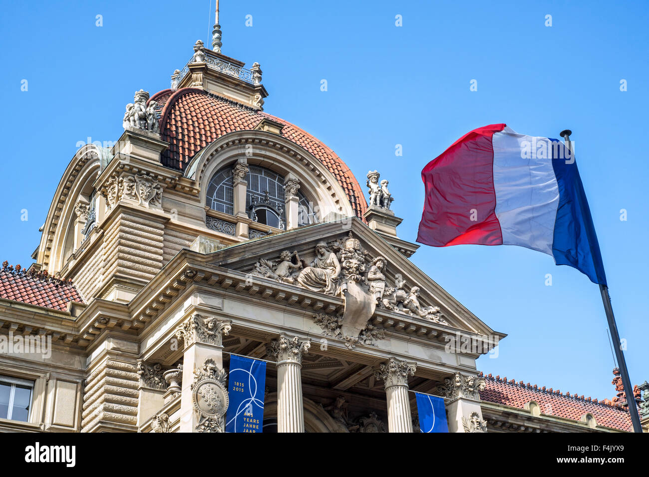 Drapeau français en face de Palais du Rhin / Palais du Rhin à la place de la République à Strasbourg, Alsace, France Banque D'Images Drapeau français en face de Palais du Rhin / Palais du Rhin à la place de la République à Strasbourg, Alsace, France Banque D'Images