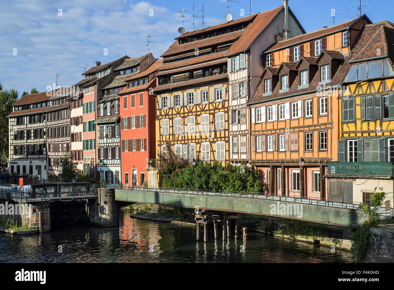 Maisons colorées à colombages le long de l'Ill à la Petite France quartier de la ville Strasbourg, Alsace, France Banque D'Images Maisons colorées à colombages le long de l'Ill à la Petite France quartier de la ville Strasbourg, Alsace, France Banque D'Images