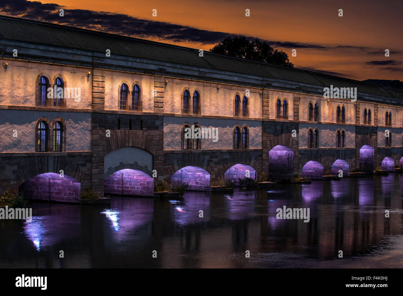 Au coucher du soleil, l'éclairage du Barrage Vauban / Barrage Vauban sur l'Ill à Strasbourg, Alsace, France Banque D'Images Au coucher du soleil, l'éclairage du Barrage Vauban / Barrage Vauban sur l'Ill à Strasbourg, Alsace, France Banque D'Images