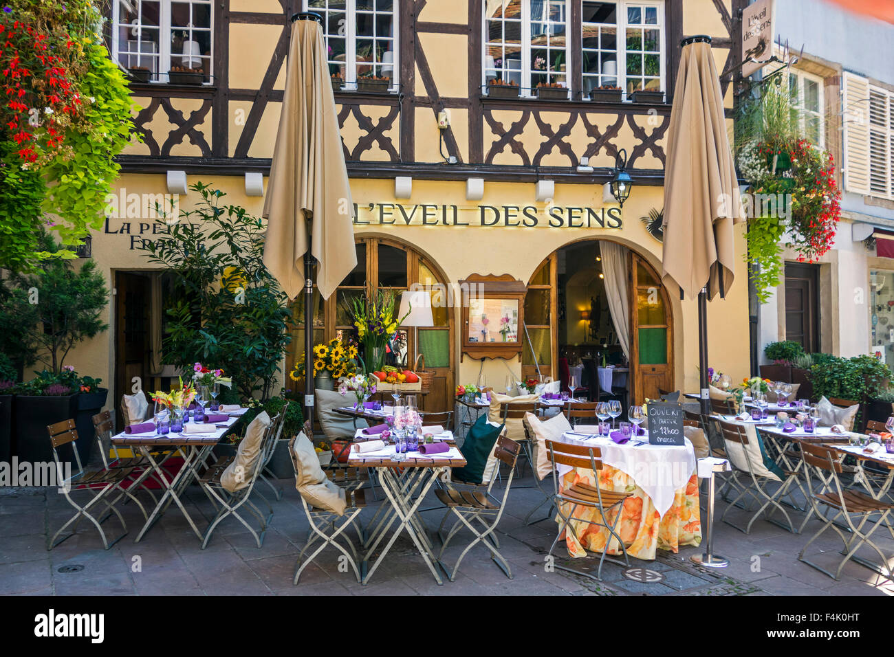Mis à tables à l'extérieur en face de restaurant dans la ville de Strasbourg, Alsace, France Banque D'Images Mis à tables à l'extérieur en face de restaurant dans la ville de Strasbourg, Alsace, France Banque D'Images