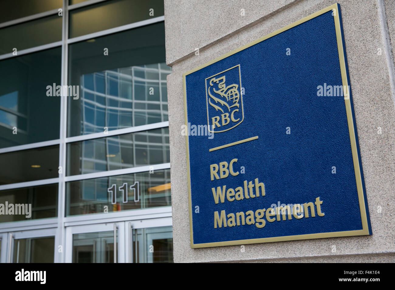 Un logo affiche à l'extérieur d'un immeuble de bureaux occupé par la Banque Royale du Canada (RBC) Gestion des avoirs en Rockville, Maryland le Oct Banque D'Images