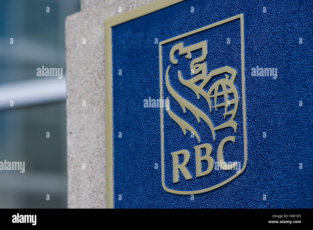 Un logo affiche à l'extérieur d'un immeuble de bureaux occupé par la Banque Royale du Canada (RBC) Gestion des avoirs en Rockville, Maryland le Oct Banque D'Images