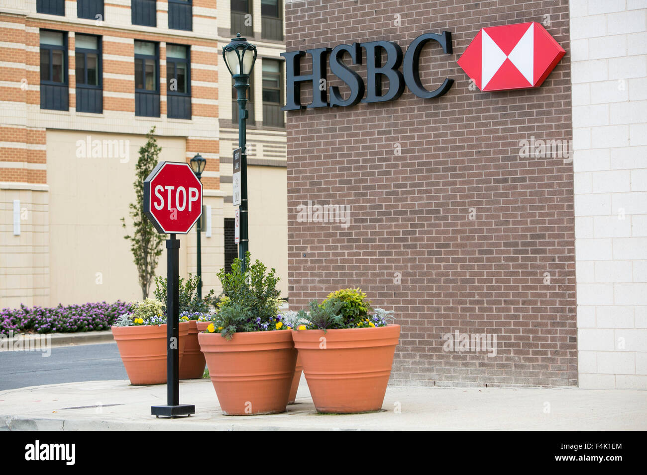 Un logo affiche à l'extérieur d'une succursale de la Banque HSBC à Rockville, Maryland), le 18 octobre 2015. Banque D'Images