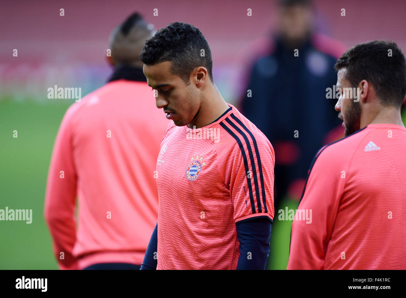 Londres, Royaume-Uni. 19 Oct, 2015. Le Bayern de Munich, Thiago (C), à une session de formation à l'Emirates Stadium de Londres, Royaume-Uni, 19 octobre 2015. Le Bayern Munich Arsenal jouer dans la phase de groupes de la Ligue des Champions le 20 octobre 2015. PHOTO : TOBIAS HASE/DPA/Alamy Live News Banque D'Images