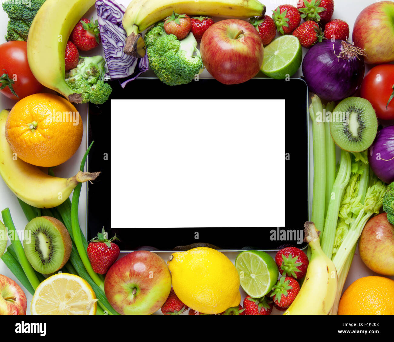 Les fruits et les légumes autour d'un ordinateur tablette avec un écran vide copy space Banque D'Images