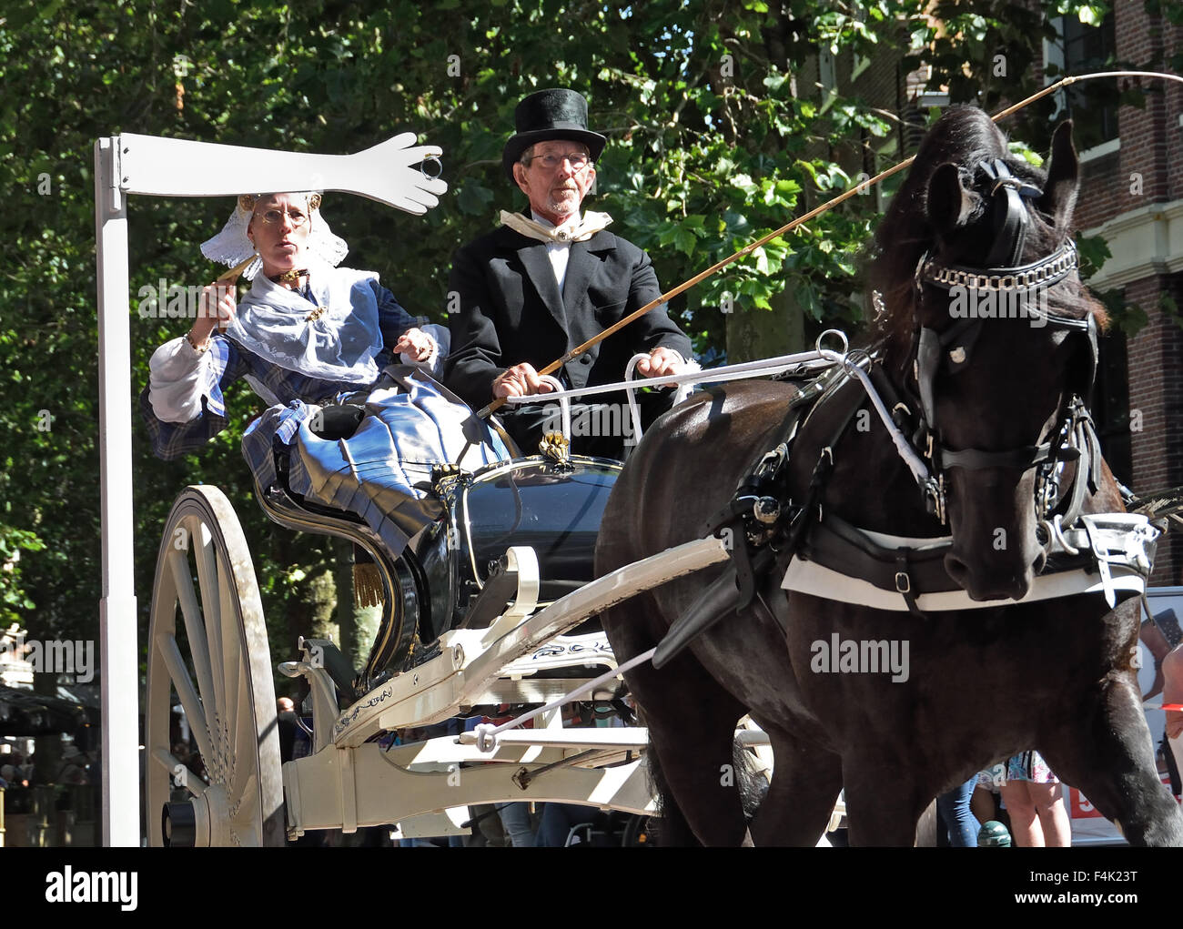 Harlingen frise poignardant anneau ou ring drive est une tradition folklorique horse panier ( lance à travers un anneau essaie de poignarder ) Nethe Banque D'Images