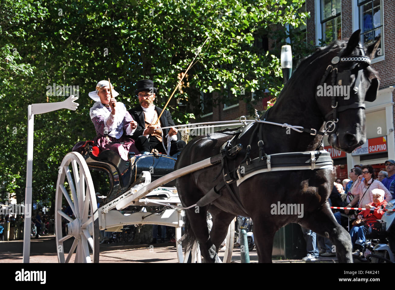 Harlingen frise poignardant anneau ou ring drive est une tradition folklorique horse panier ( lance à travers un anneau essaie de poignarder ) Nethe Banque D'Images