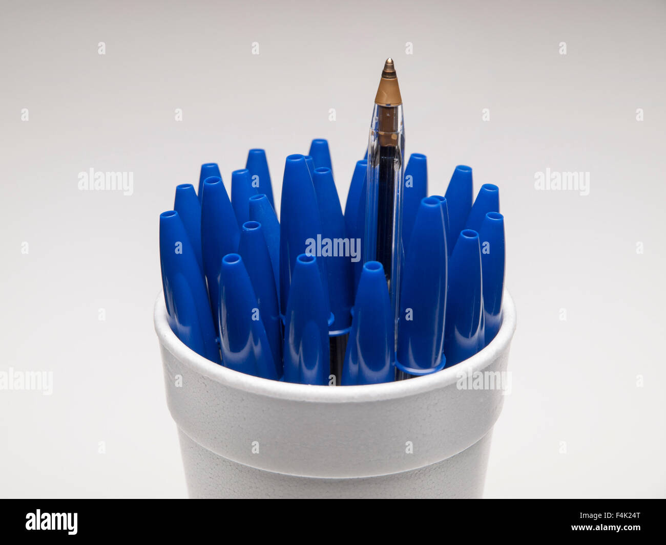 Stylos bic cristal bleu en blanc à crayons Banque D'Images