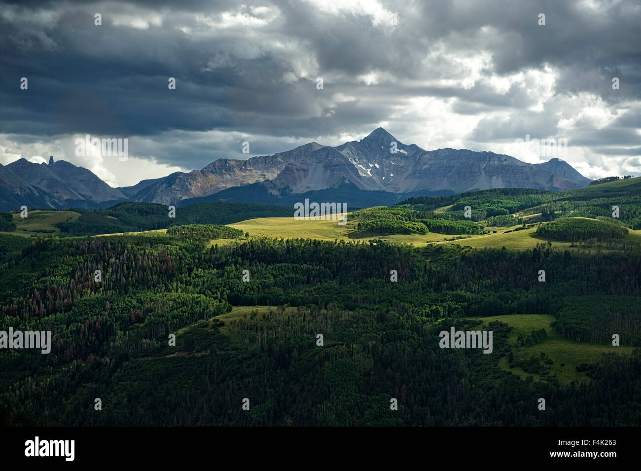 Les nuages de tempête autour de Wilson, l'un des pics du Colorado Fourteeners, dans la plage de San Miguel près de Telluride Banque D'Images
