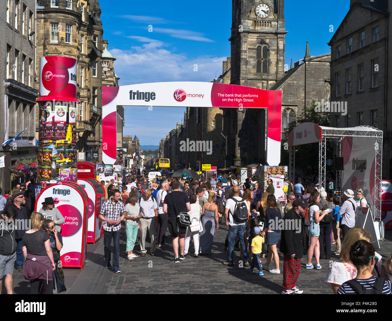 dh Edinburgh Flinge Festival ROYAL MILE EDINBURGH Tourisme personnes été Sunshine Street foule rues bondées touristes occupés Banque D'Images