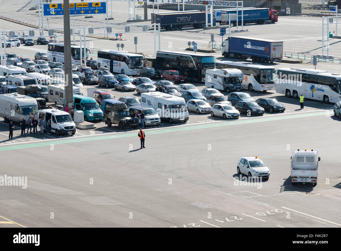 Des files d'attente et de la circulation des voitures à bord d'un ferry dans le port de Calais France Banque D'Images
