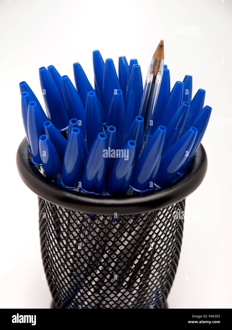 Bic cristal bleu plumes en noir étui à crayons Banque D'Images