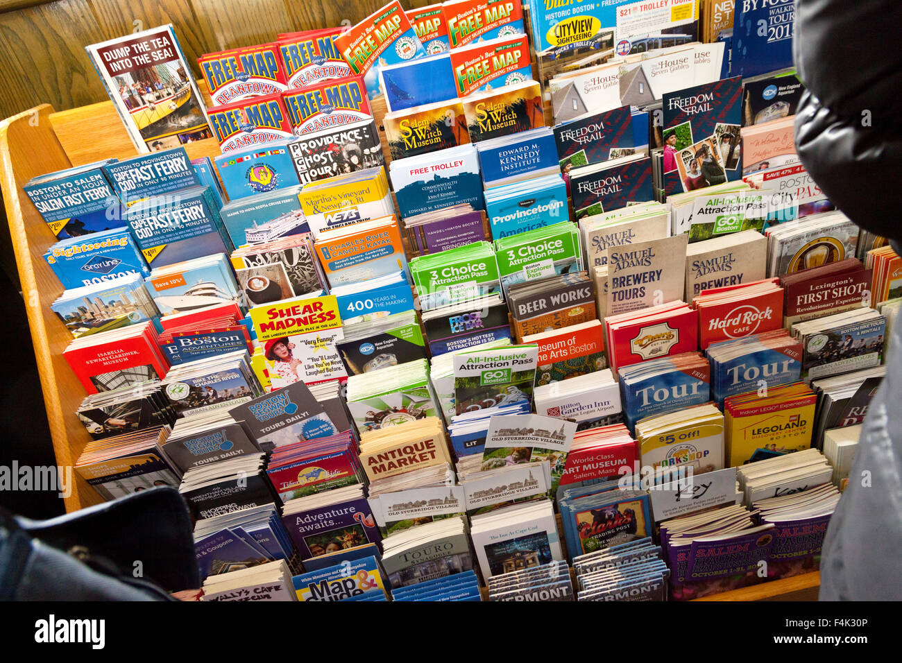 Dépliants touristiques colorés pour les attractions touristiques, centre d'informations touristiques de Boston, Boston, Massachusetts, USA Banque D'Images