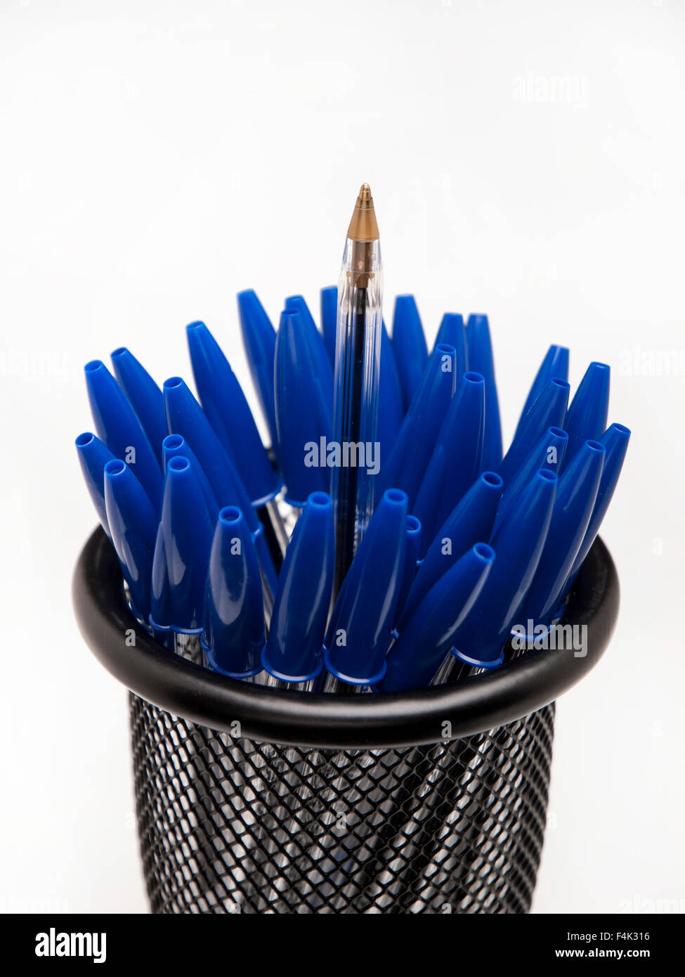 Bic cristal bleu plumes en noir étui à crayons Banque D'Images