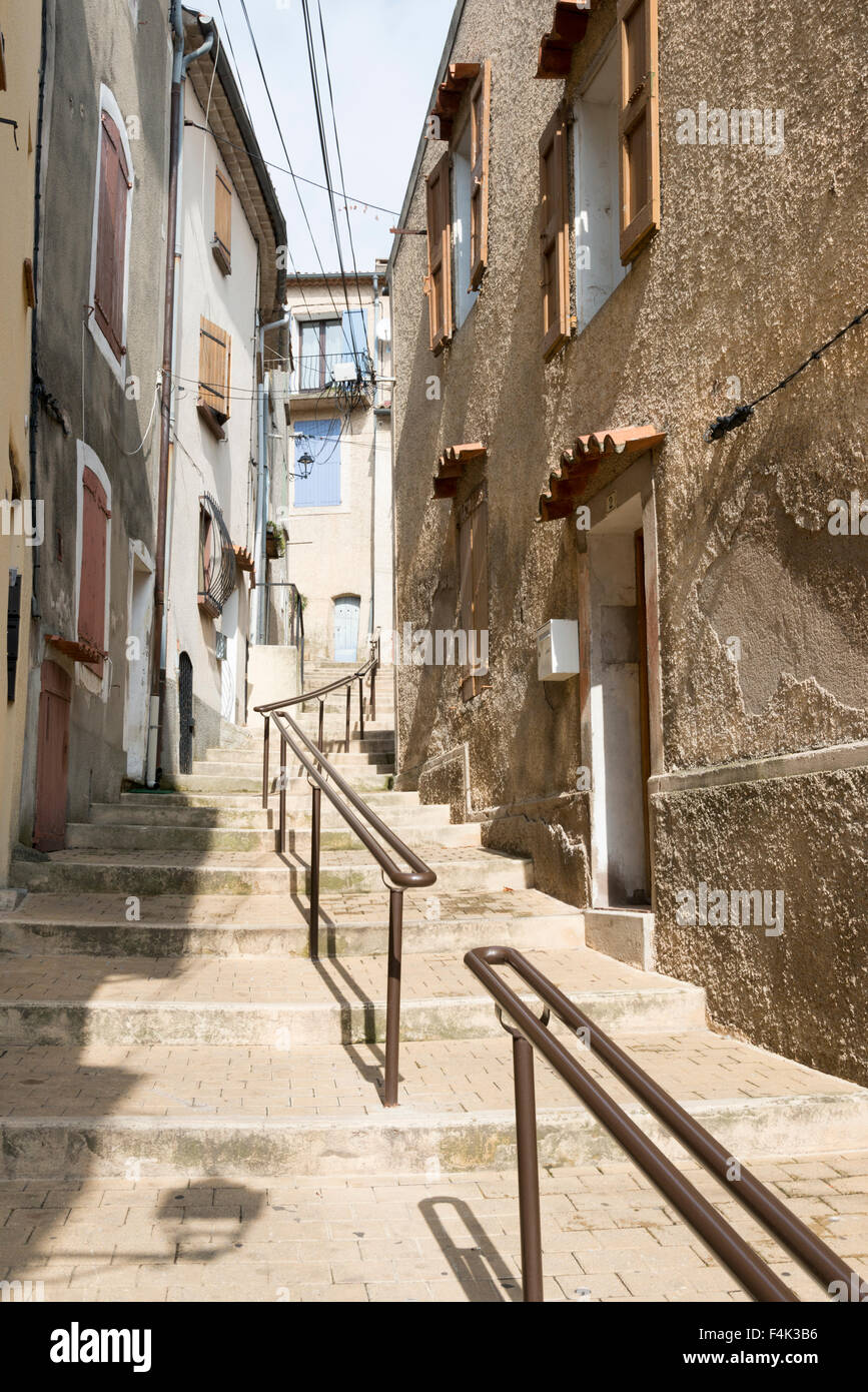 Une rue étroite avec des marches dans le centre de Gréoux-les-Bains Provence France avec de vieux bâtiments de chaque côté Banque D'Images
