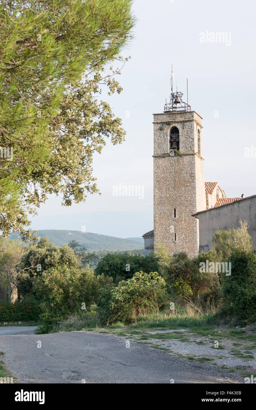 L'église romane St Trinity Chapell au village perché de Saint Julien-La-Montagnier Provence France Banque D'Images
