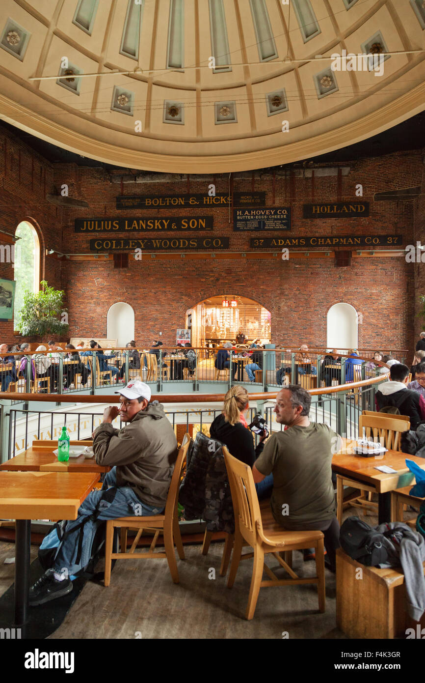Les clients boire et manger dans le restaurant de la rotonde, Quincy Market, Boston, Massachusetts, USA Banque D'Images
