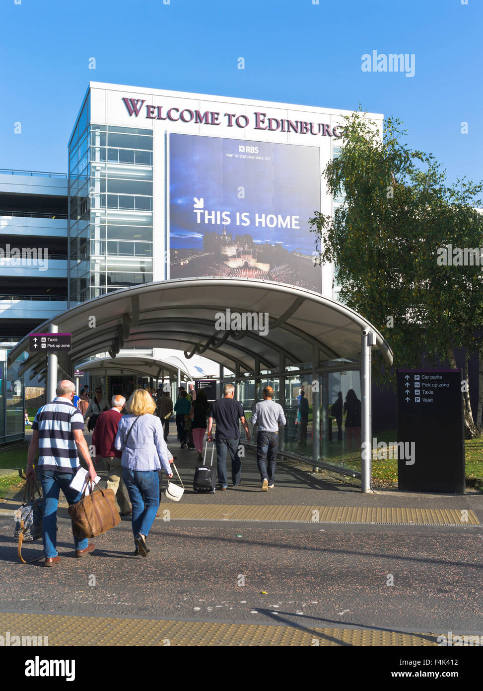 dh EDINBURGH AIRPORT LES personnes arrivant à l'aéroport d'edimbourg sont les bienvenues panneau écosse voyager extérieur passagers Banque D'Images