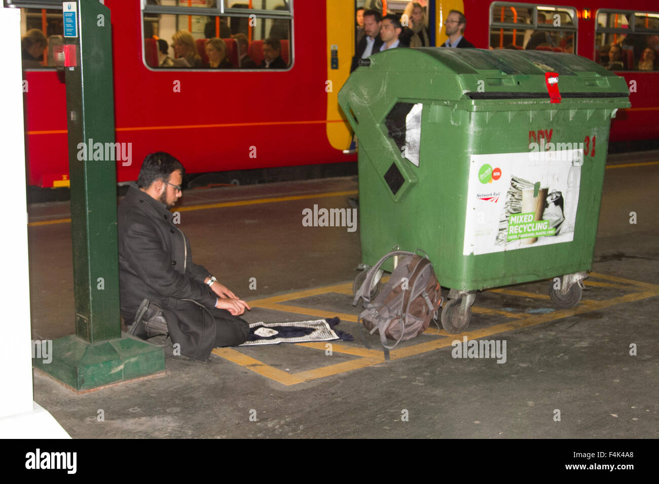 London UK. 19 octobre 2015. Un homme effectue des rituels de prière islamique sur une plate-forme du train à la gare de Waterloo à Londres : Crédit amer ghazzal/Alamy Live News Banque D'Images