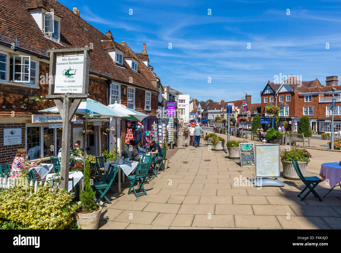 Mme Burton's Restaurant et salon de thé sur la rue principale dans la Bataille, site de la bataille de Hastings, East Sussex, Angleterre Royaume-uni Banque D'Images