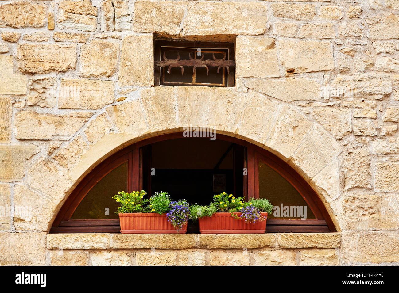 Fenêtres sur un bâtiment à Saint-Robert, Corrèze, Limousin, France. Banque D'Images