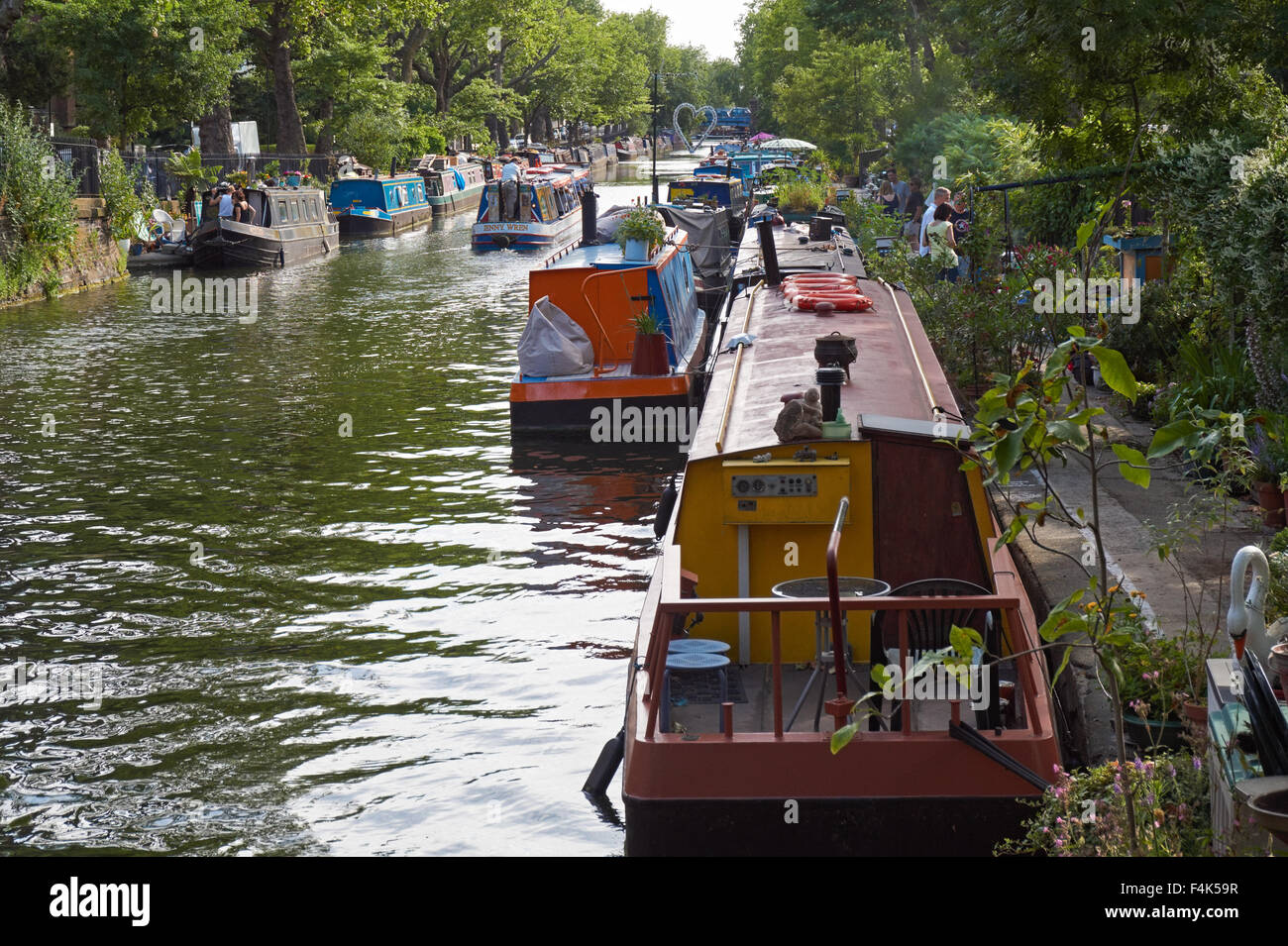 Bateaux étroits sur Regent's canal à Little Venice, Londres Angleterre Royaume-Uni Banque D'Images