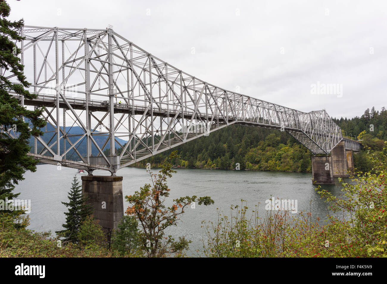 COLUMBIA RIVER GORGE, Oregon, USA - Pont des dieux. Banque D'Images