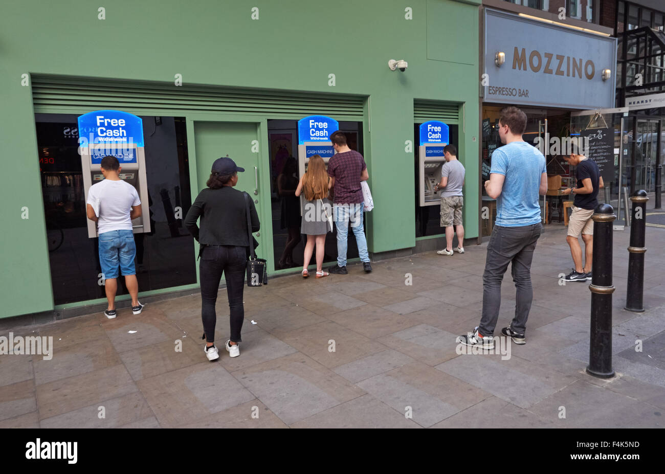 Les gens un retrait d'argent au distributeur de billets à Londres Angleterre Royaume-Uni UK Banque D'Images