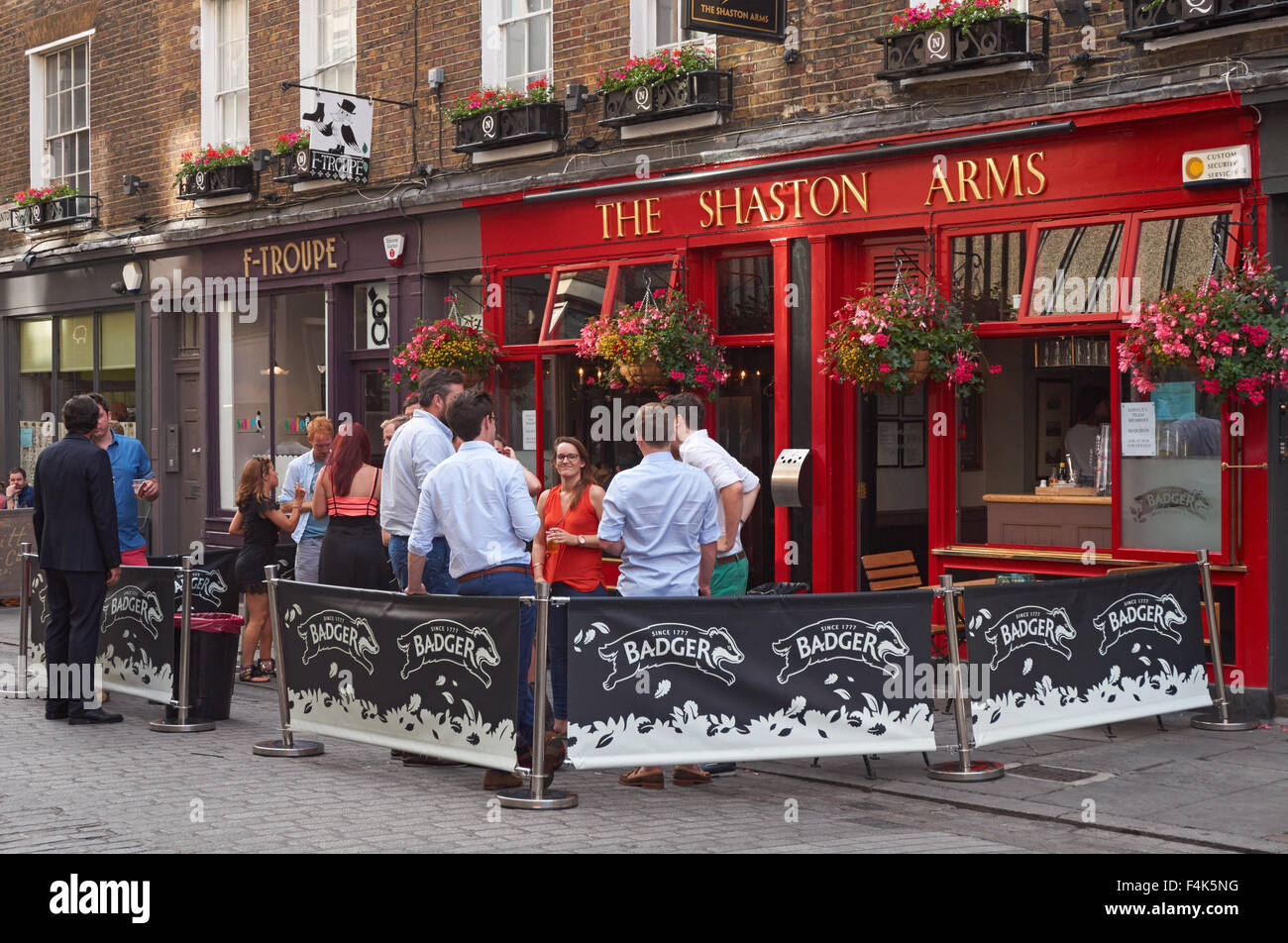 Les personnes qui boivent à l'extérieur de l'Shaston Arms pub à Soho, Londres Angleterre Royaume-Uni UK Banque D'Images