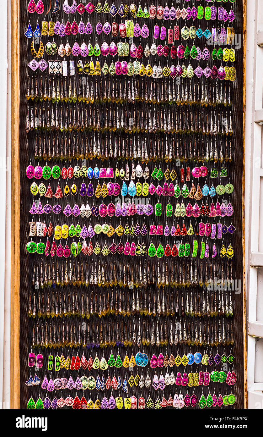 Boucles d'oreilles dans le bazar coloré Photo Stock - Alamy