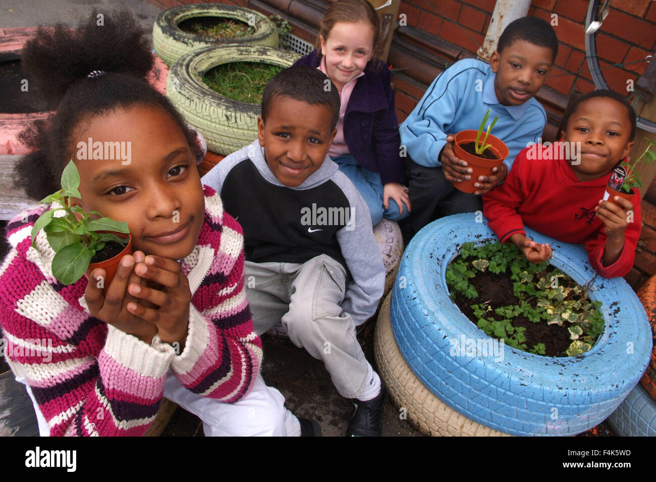 Hannah Moore,École primaire,Jardins pour la vie avec un groupe diversifié d'étudiants dans l'aire de jardin.une éducation britannique Banque D'Images