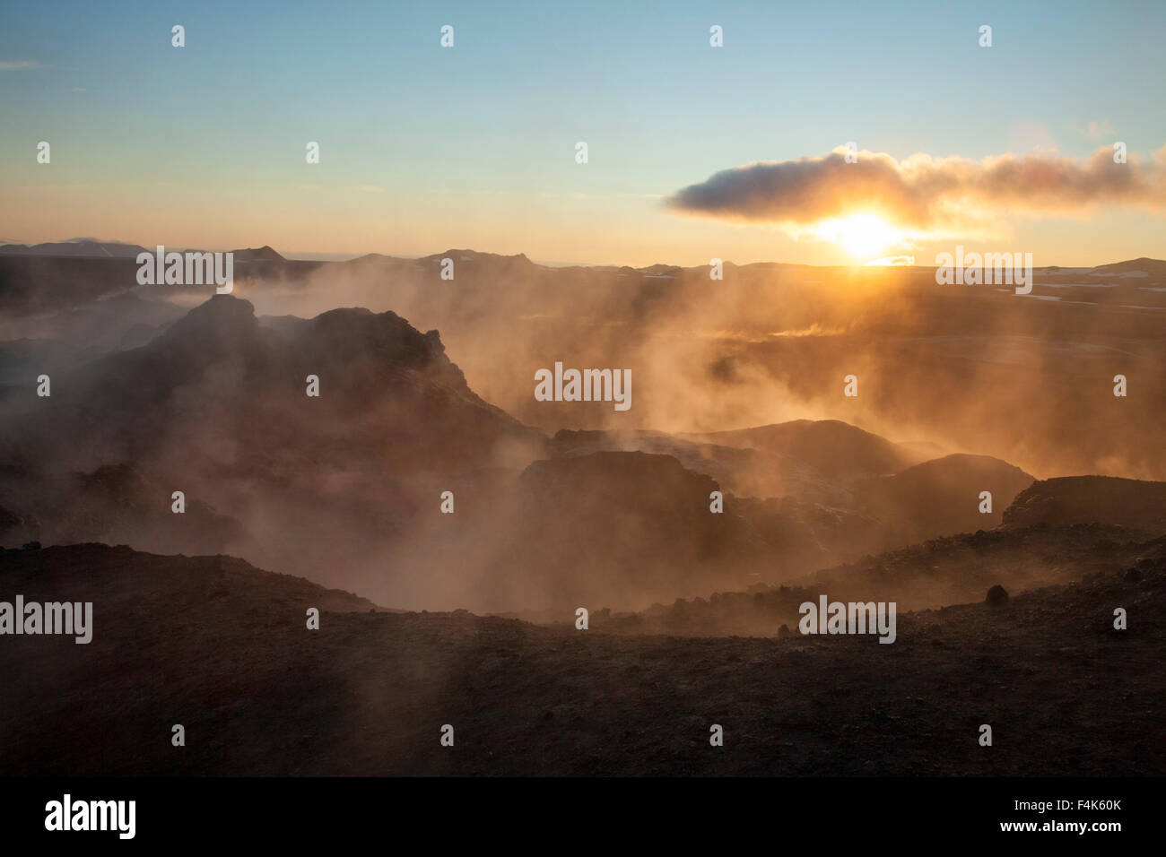 Le lever du soleil sur le champ de lave qui couve à Leirhnjukur, volcan Krafla, 73320 Nordhurland Eystra, Islande. Banque D'Images