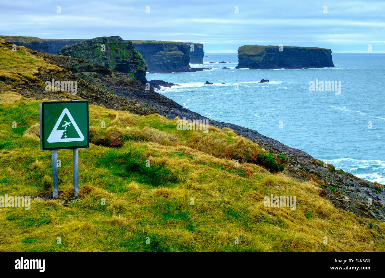 Panneau d'avertissement danger vagues rochers côte d'interdiction de baignade Banque D'Images