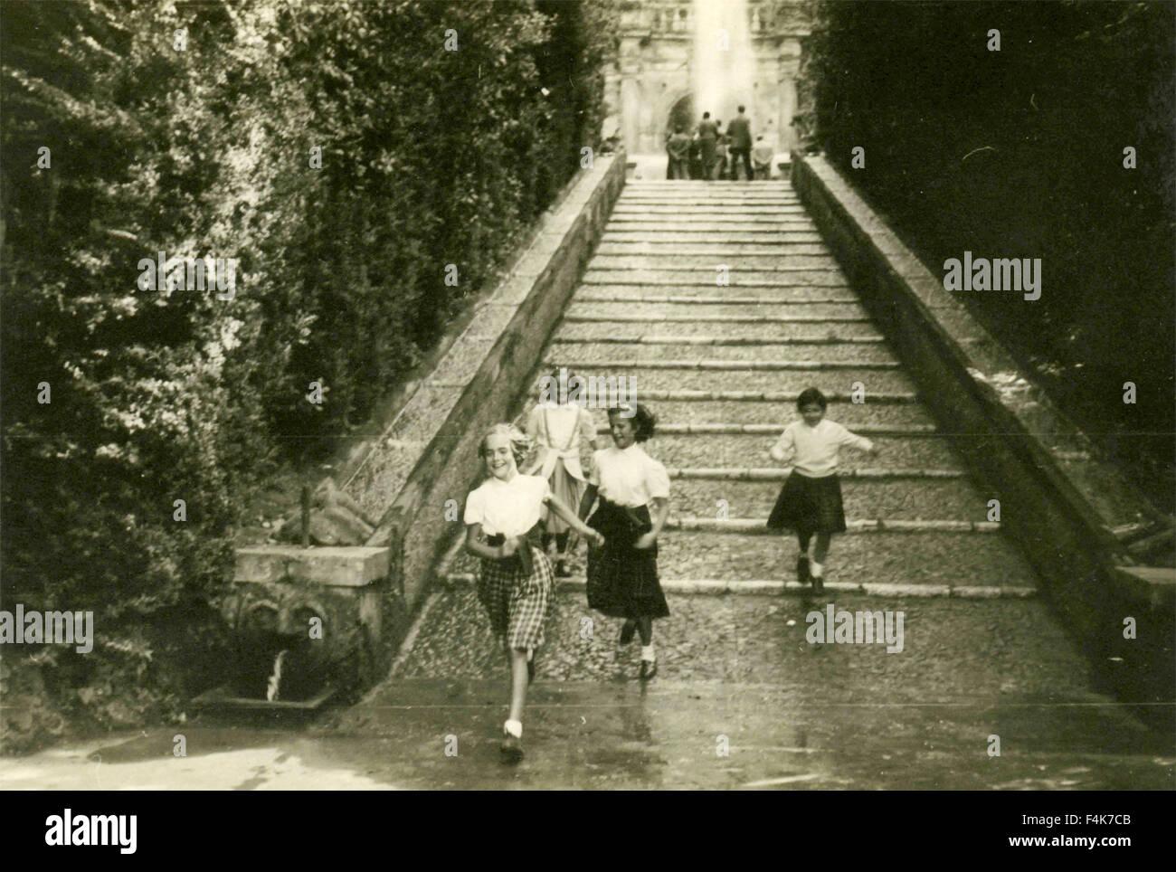 Filles exécutant à la Villa D'Este, Tivoli, Italie Banque D'Images