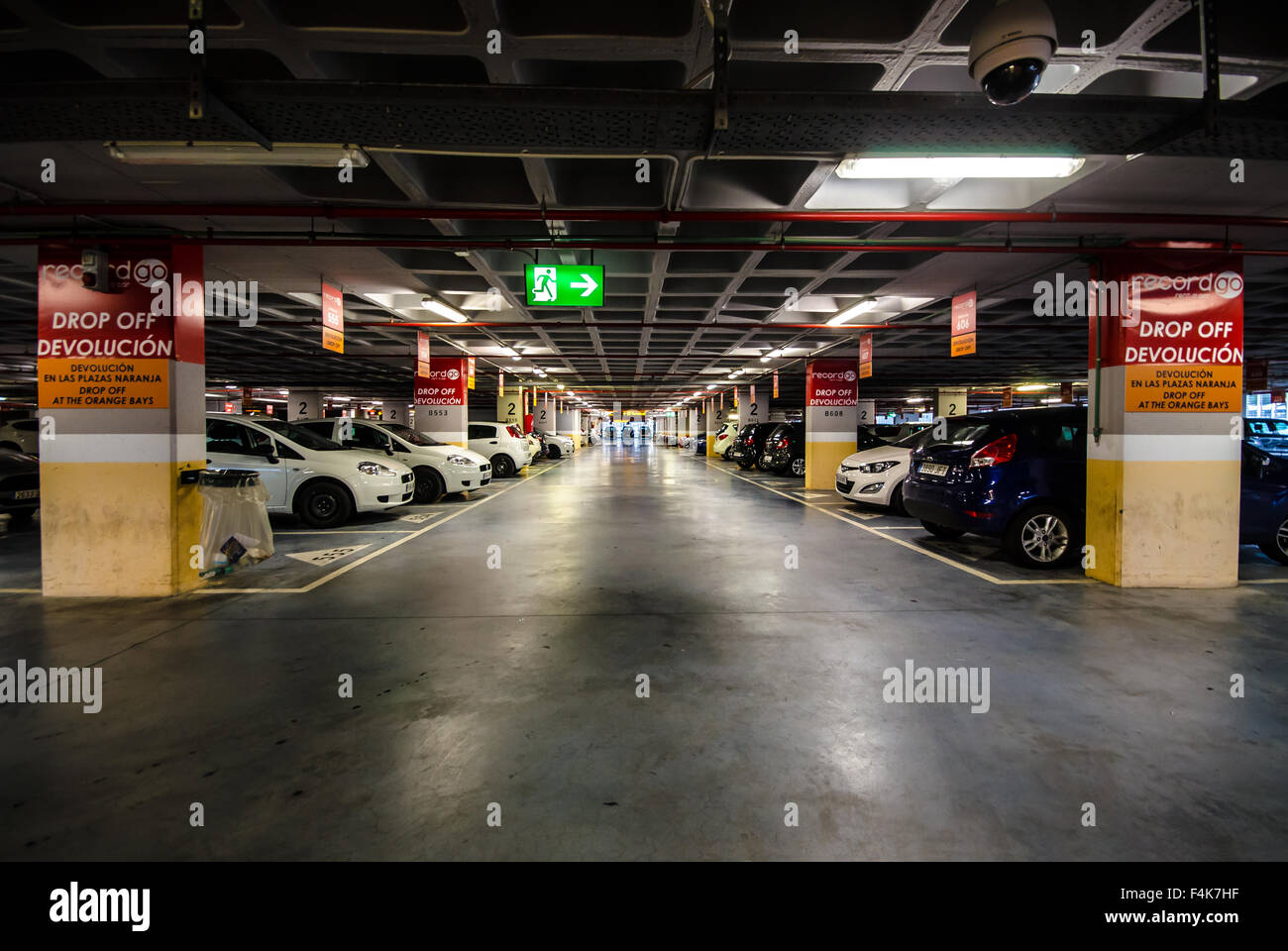 Location voiture collection véhicule stationnement dans l'aéroport d'Alicante, Espagne. Plusieurs étages sombres avec des rangées de voitures de location, les véhicules de location. Rendez-vous dossier drop off Banque D'Images