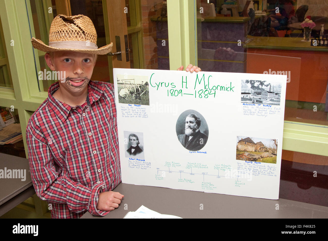 Jeune acteur de 11 ans présente son point de vue de Cyrus H. McCormick par son affiche à Horace Mann l'école. St Paul Minnesota MN USA Banque D'Images
