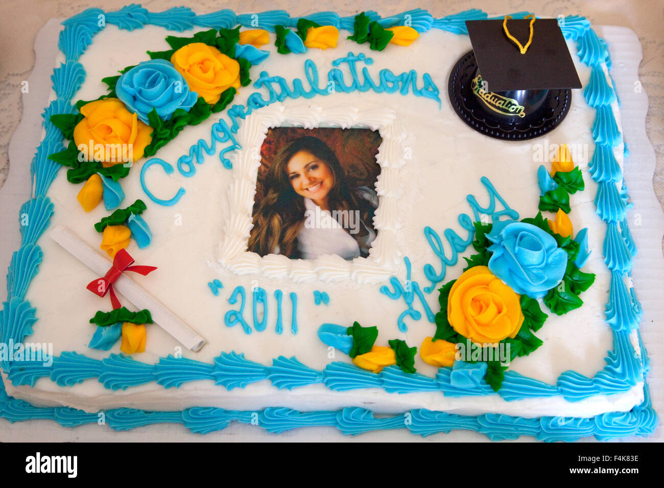 Gâteau décoré avec l'obtention du diplôme d'études collégiales, cap avec pompon et de fleurs. Mahtomedi Minnesota MN USA Banque D'Images